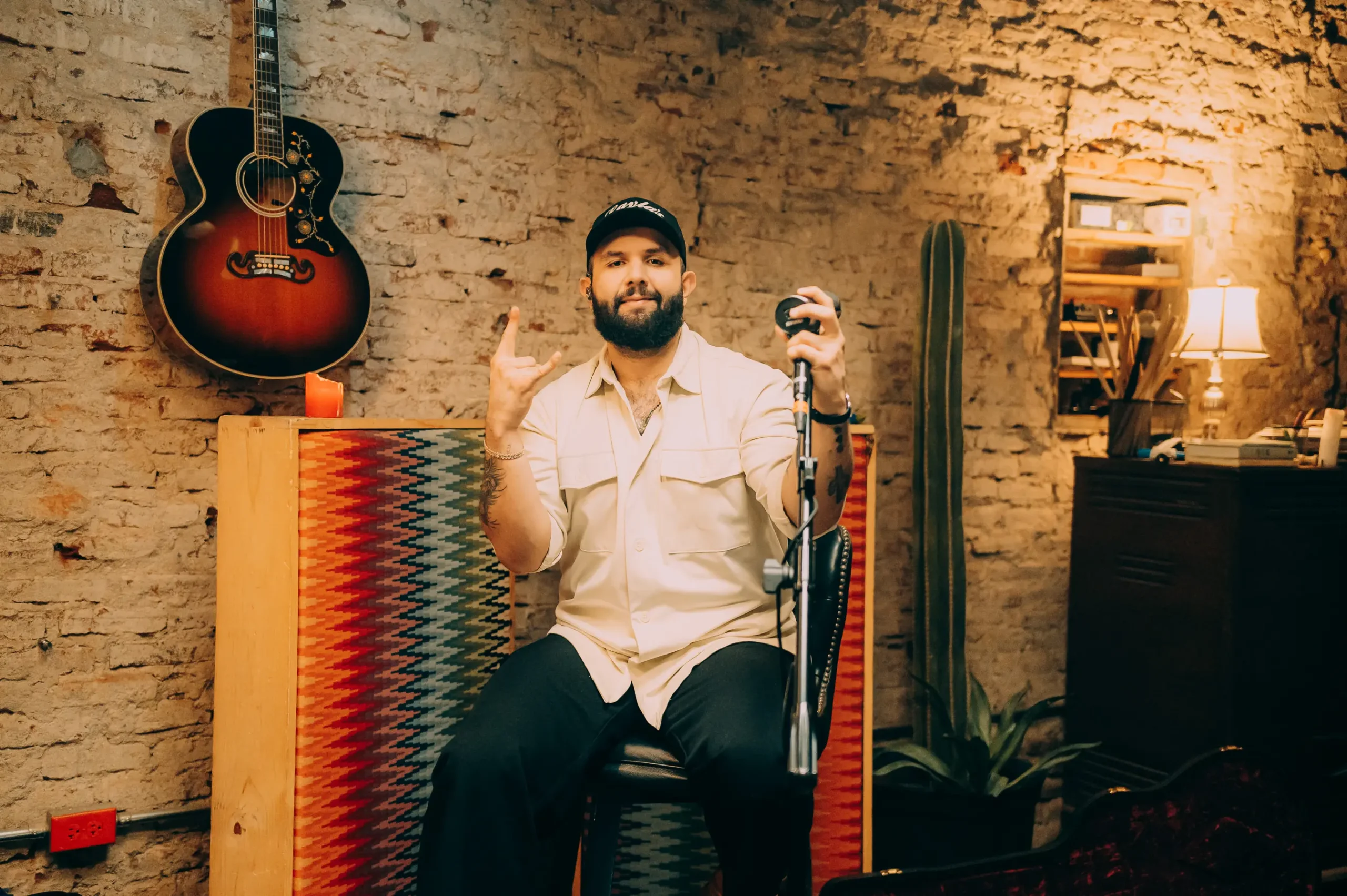 Carín León celebra sus raíces y la evolución del regional mexicano con *Palabra de To’s*, su nuevo álbum grabado en vivo desde Hermosillo, Sonora.