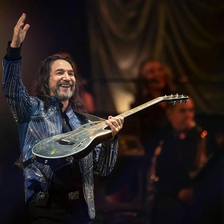 Foto de Marco Antonio Solís con una Guitarra