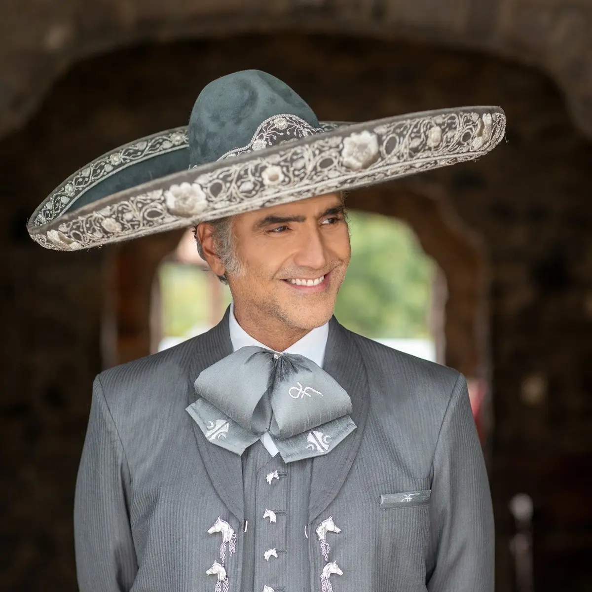 **Texto alternativo (alt):** Alejandro Fernández en concierto con mariachi durante su tour “De Rey a Rey”, homenaje al legado de Vicente Fernández.