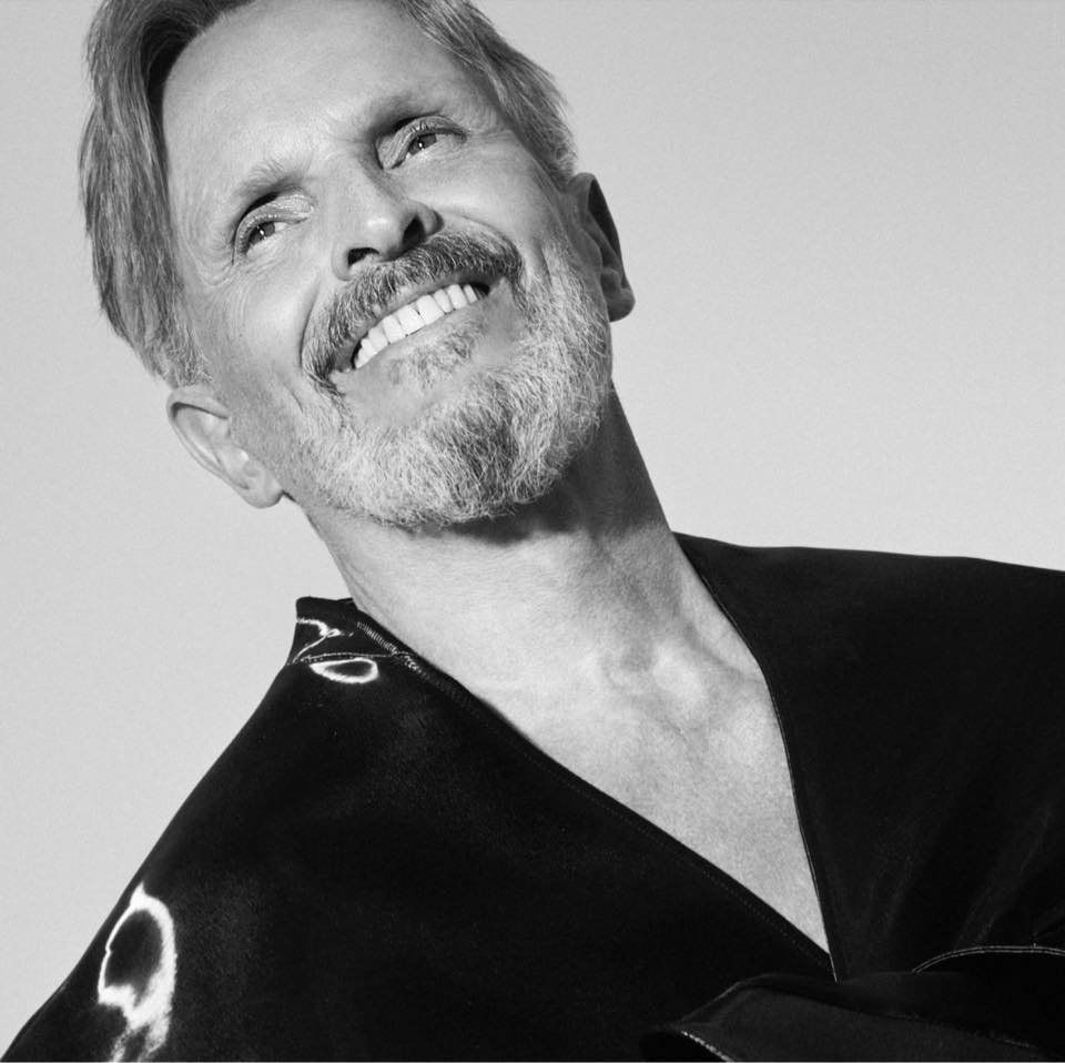 "Fotografía de Miguel Bosé, cantante español, durante su gira Importante Tour 2026"