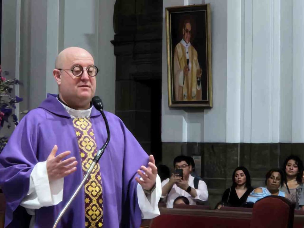Padre Guilherme celebra misa en la Catedral Metropolitana
