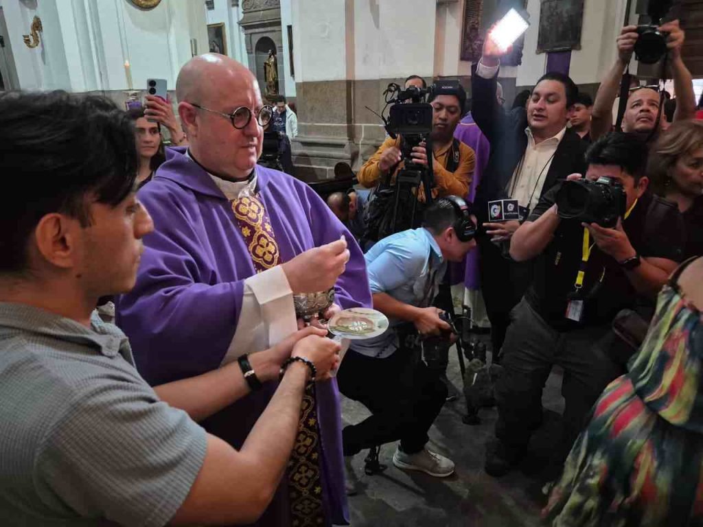 Padre Guilherme celebra misa en la Catedral Metropolitana